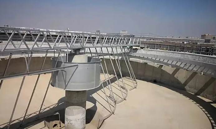 ZQXN型週邊傳動(dong)全橋虹(hong)吸式吸泥機