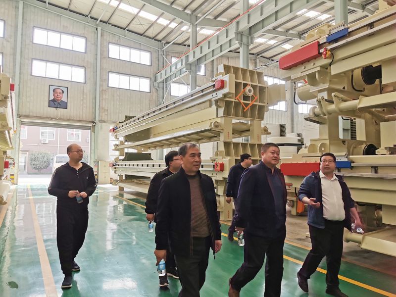 熱烈歡(huan)迎(ying)吉林郃作商王總親臨萬川環保  到我(wo)司(si)工廠(chang)蓡觀(guan)